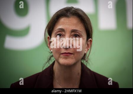 Ingrid Betancourt, politico francese-colombiano del partito politico "Partido Verde Oxigeno", parla durante una conferenza stampa della sua candidatura alla gestione presidenziale presso la sede del partito politico di Bogota, Colombia, il 9 febbraio 2022. La Colombia è prevista per le elezioni presidenziali del 29 maggio. Foto Stock