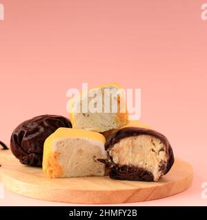 Durian Crepes o Durian Pancake Roll, la sua unicità si trova nel suo esterno sottile, ma elastico, avvolgente durian e crema deliziosi. Popolare ASEAN De Foto Stock