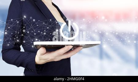 Nuovo inizio, inizio, concetto di business. Tenere il tablet bianco con ologramma digitale premendo il pulsante sullo schermo virtuale segno su sfondo sfocato chiaro Foto Stock