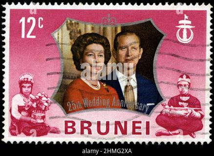 Francobollo di Brunei Darussalam nella serie Silver Wedding pubblicata nel 1972 Foto Stock