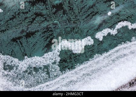 gelo sul cristallo del finestrino dell'auto in primo piano con messa a fuoco selettiva Foto Stock