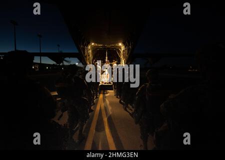 I paracadutisti di diverse unità eseguono operazioni in aereo. Dicembre 14-15 2021, Fort Bragg, Carolina del Nord. (Army National Guard Pictures by PFC. David Connors) Foto Stock