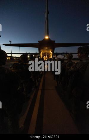 I paracadutisti di diverse unità eseguono operazioni in aereo. Dicembre 14-15 2021, Fort Bragg, Carolina del Nord. (Army National Guard Pictures by PFC. David Connors) Foto Stock