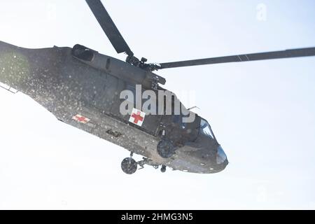 Soldati, Airmen, marinai e Marines hanno partecipato a un esercizio di operazioni congiunte presso l'Orchard Combat Training Center, a sud di Gowen Field, Boise, Idaho, 5 febbraio 2022. Durante l'esercizio congiunto, i membri del 124th Security Forces Squadron, il 124th Air Support Operations Squadron, assistito dal 2-240th Regional Training Institute dell'Esercito degli Stati Uniti, hanno accompagnato i membri del 124th Logistics Readiness Squadron a una base operativa simulata. Durante l'esercizio, i partecipanti hanno incontrato ostacoli sotto forma di forze armate e aggressive, simulato IED e mortar Fire. (STATI UNITI Foto Stock