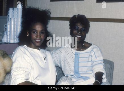 LOS ANGELES, CA - GIUGNO 19: Whitney Houston (L) e Dionne Warwick 1985 a Los Angeles, California.. Credito: Jeffrey Mayer/ Rock negatives / MediaPunch Foto Stock