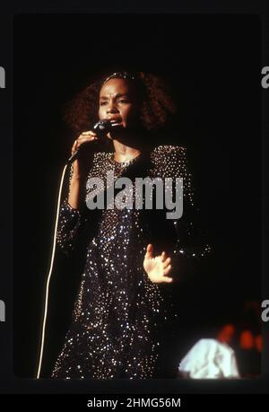 LOS ANGELES, CA - GIUGNO 19: Whitney Houston si esibisce in concerto intorno al 1985 in varie sedi a Los Angeles, California. Credito: Jeffrey Mayer/ Rock negatives / MediaPunch Foto Stock