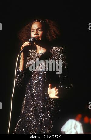 LOS ANGELES, CA - GIUGNO 19: Whitney Houston si esibisce in concerto intorno al 1985 in varie sedi a Los Angeles, California. Credito: Jeffrey Mayer/ Rock negatives / MediaPunch Foto Stock