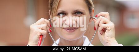 Ritratto di giovane medico femminile con stetoscopio Foto Stock