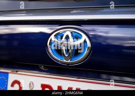 Brecht, Belgio - februari 5 2022: Un ritratto in primo piano del logo Toyota su una vettura SUV RAV4 sopra la targa belga. Il logo del giapponese Foto Stock