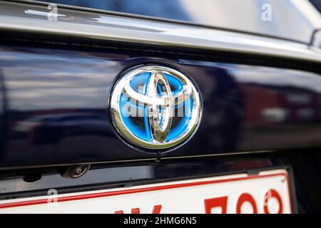 Brecht, Belgio - februari 5 2022: Un ritratto in primo piano del logo Toyota su una vettura SUV RAV4 sopra la targa belga. Il logo del giapponese Foto Stock