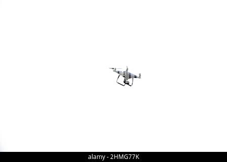 Il primo piano del drone si sta fioccando su un fondo bianco isolato. Foto Stock