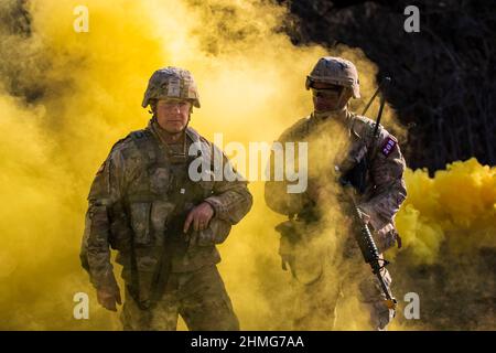 Fort Hood, Texas, Stati Uniti. 27th Jan 2022. SGT. 1st Class Garrett Rogers (a sinistra) e staff Sgt. Jephte Guilluame partecipare al Jack L. Clark Jr., Army Best Medic Competition at Fort Hood, Texas 27 Gen. Credit: U.S. Army/ZUMA Press Wire Service/ZUMAPRESS.com/Alamy Live News Foto Stock