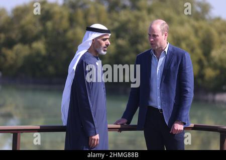 Il Duca di Cambridge parla con lo sceicco Khaled bin Mohamed bin Zayed al Nahyan, Presidente dell'Ufficio esecutivo di Abu Dhabi, Durante la sua visita alle zone umide di Abu Dhabi presso il Jubail Mangrove Park per saperne di più sugli sforzi degli Emirati Arabi Uniti per proteggere la flora e la fauna regionali dalle sfide umane e ambientali, in particolare con la continua crescita e lo sviluppo dei centri urbani del paese, Come parte del suo tour degli Emirati Arabi Uniti. Data immagine: Giovedì 10 febbraio 2022. Foto Stock