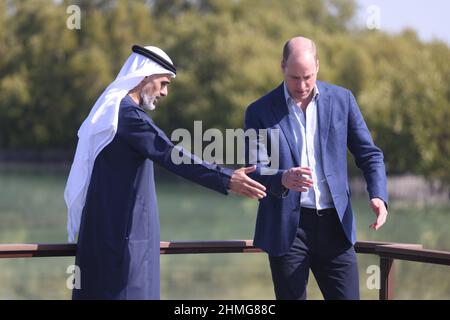 Il Duca di Cambridge parla con lo sceicco Khaled bin Mohamed bin Zayed al Nahyan, Presidente dell'Ufficio esecutivo di Abu Dhabi, Durante la sua visita alle zone umide di Abu Dhabi presso il Jubail Mangrove Park per saperne di più sugli sforzi degli Emirati Arabi Uniti per proteggere la flora e la fauna regionali dalle sfide umane e ambientali, in particolare con la continua crescita e lo sviluppo dei centri urbani del paese, Come parte del suo tour degli Emirati Arabi Uniti. Data immagine: Giovedì 10 febbraio 2022. Foto Stock