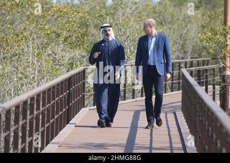 Il Duca di Cambridge parla con lo sceicco Khaled bin Mohamed bin Zayed al Nahyan, Presidente dell'Ufficio esecutivo di Abu Dhabi, Durante la sua visita alle zone umide di Abu Dhabi presso il Jubail Mangrove Park per saperne di più sugli sforzi degli Emirati Arabi Uniti per proteggere la flora e la fauna regionali dalle sfide umane e ambientali, in particolare con la continua crescita e lo sviluppo dei centri urbani del paese, Come parte del suo tour degli Emirati Arabi Uniti. Data immagine: Giovedì 10 febbraio 2022. Foto Stock