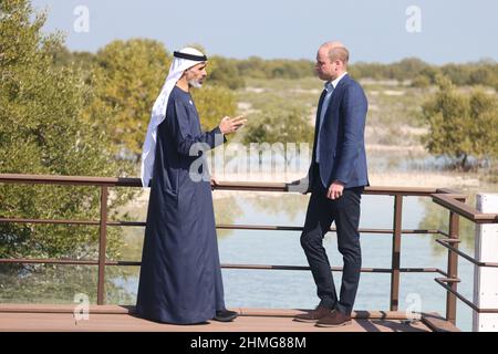 Il Duca di Cambridge parla con lo sceicco Khaled bin Mohamed bin Zayed al Nahyan, Presidente dell'Ufficio esecutivo di Abu Dhabi, Durante la sua visita alle zone umide di Abu Dhabi presso il Jubail Mangrove Park per saperne di più sugli sforzi degli Emirati Arabi Uniti per proteggere la flora e la fauna regionali dalle sfide umane e ambientali, in particolare con la continua crescita e lo sviluppo dei centri urbani del paese, Come parte del suo tour degli Emirati Arabi Uniti. Data immagine: Giovedì 10 febbraio 2022. Foto Stock