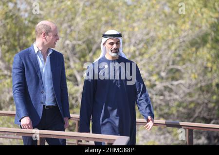 Il duca di Cambridge parla con lo sceicco Khaled bin Mohamed bin Zayed al Nahyan, Presidente dell'Ufficio esecutivo di Abu Dhabi durante la sua visita alle zone umide di Abu Dhabi presso il Jubail Mangrove Park per saperne di più sugli sforzi degli Emirati Arabi Uniti per proteggere la flora e la fauna regionale dalle sfide umane e ambientali, in particolare con la continua crescita e lo sviluppo dei centri urbani del paese, Come parte del suo tour degli Emirati Arabi Uniti. Data immagine: Giovedì 10 febbraio 2022. Foto Stock