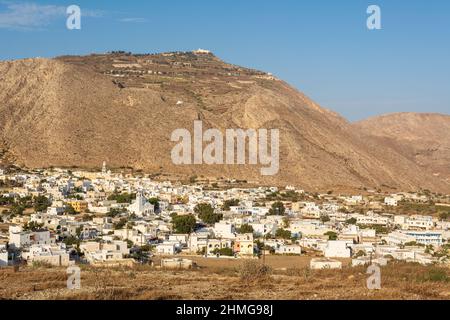 Emporio, il più grande villaggio di Santorini, situato nella parte meridionale dell'isola, ai piedi del monte Profitis Ilias. CICLADI, Grecia Foto Stock