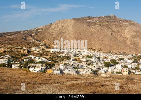Emporio, il più grande villaggio di Santorini, situato nella parte meridionale dell'isola, ai piedi del monte Profitis Ilias. CICLADI, Grecia Foto Stock