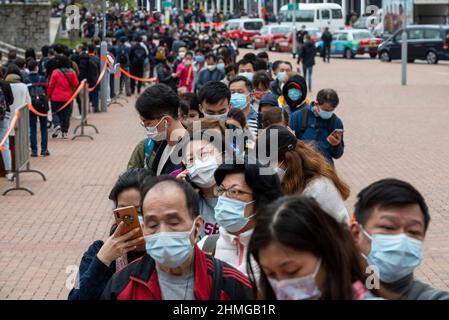 Hong Kong, Cina. 09th Feb 2022. I residenti si accodano in linea per ricevere i test PCR per il coronavirus (Covid-19) presso il centro di test del distretto finanziario centrale di Hong Kong. Il governo di Hong Kong ha confermato un record giornaliero di 1.161 casi, la prima volta che il conteggio giornaliero dei casi supera i 1.000 dall'inizio della pandemia, e la prima morte in circa sei mesi. Credit: SOPA Images Limited/Alamy Live News Foto Stock