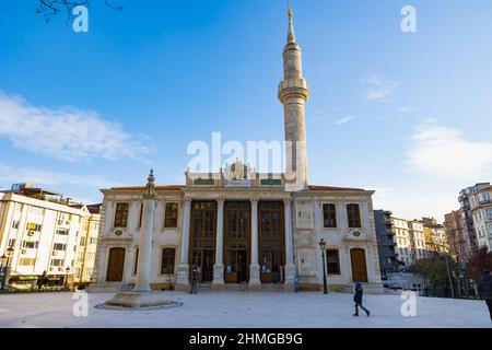 Moschea Tesvikiye. Famosa moschea di Nisantasi Sisli Istanbul. Foto di sfondo Ramadan o kandil o islamico. Istanbul Turchia - 12.24.2021 Foto Stock