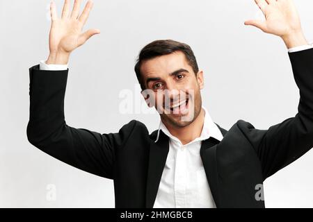 bell'uomo d'affari in un abito elegante sorriso posando sicurezza di sé isolato sfondo Foto Stock