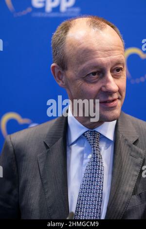 09 febbraio 2022, Belgio, Brüssel: Leader dell'Unione cristiana democratica (CDU) Friedrich Merz sta parlando ai media prima di un dibattito con i membri del gruppo PPE sulla situazione politica attuale in Germania, Europa e oltre. Foto: Thierry Monasse/dpa Foto Stock