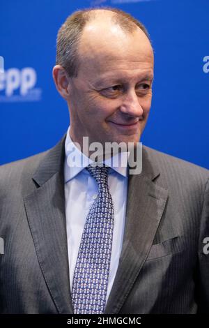 09 febbraio 2022, Belgio, Brüssel: Leader dell'Unione cristiana democratica (CDU) Friedrich Merz sta parlando ai media prima di un dibattito con i membri del gruppo PPE sulla situazione politica attuale in Germania, Europa e oltre. Foto: Thierry Monasse/dpa Foto Stock