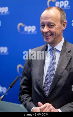 09 febbraio 2022, Belgio, Brüssel: Leader dell'Unione cristiana democratica (CDU) Friedrich Merz sta parlando ai media prima di un dibattito con i membri del gruppo PPE sulla situazione politica attuale in Germania, Europa e oltre. Foto: Thierry Monasse/dpa Foto Stock