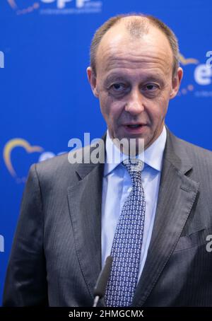 09 febbraio 2022, Belgio, Brüssel: Leader dell'Unione cristiana democratica (CDU) Friedrich Merz sta parlando ai media prima di un dibattito con i membri del gruppo PPE sulla situazione politica attuale in Germania, Europa e oltre. Foto: Thierry Monasse/dpa Foto Stock