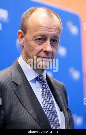 09 febbraio 2022, Belgio, Brüssel: Leader dell'Unione cristiana democratica (CDU) Friedrich Merz sta parlando ai media prima di un dibattito con i membri del gruppo PPE sulla situazione politica attuale in Germania, Europa e oltre. Foto: Thierry Monasse/dpa Foto Stock