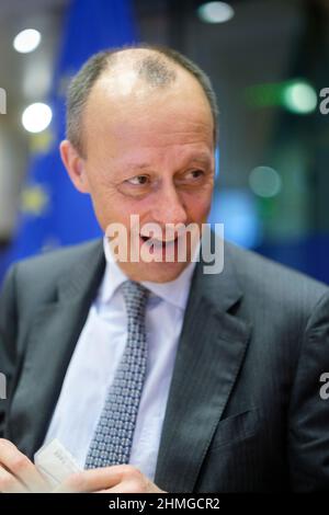 09 febbraio 2022, Belgio, Brüssel: Leader dell'Unione Democratica cristiana (CDU) Friedrich Merz partecipa a un dibattito con i membri del gruppo PPE sulla situazione politica attuale in Germania, Europa e oltre. Foto: Thierry Monasse/dpa Foto Stock