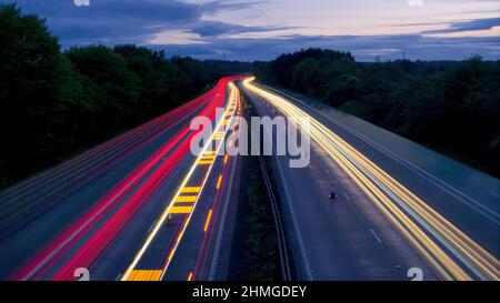 Percorsi leggeri sull'autostrada M54 in prima serata, Inghilterra, Regno Unito. Foto Stock