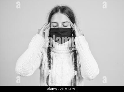 teen ragazza indossare maschera respiratore mentre coronavirus pandemia quarantena, sintomo Foto Stock