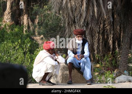 indian anziani seduti in foresta. Foto Stock