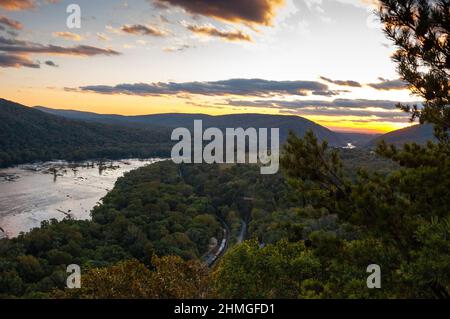 Weverton Cliff Trail nel Maryland, vista panoramica sul fiume Potomac, Harpers Ferry e un treno sui binari del fiume Potomac. Foto Stock