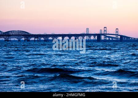 Il ponte di Chesapeake Bay è un importante ponte a doppia campata nel Maryland che collega la costa rurale orientale con la zona urbana occidentale. Foto Stock
