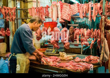 Macellaio nel mercato di Bowrington Road a WAN Chai, Hong Kong Island Foto Stock