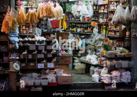 Un negozio di alimentari tradizionale (ora andato a causa di ridevlopment) in Canal Road East, Causeway Bay, Hong Kong Island, nel 2008 Foto Stock