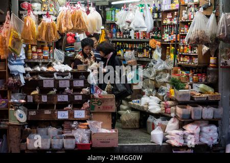 Un negozio di alimentari tradizionale (ora andato a causa di ridevlopment) in Canal Road East, Causeway Bay, Hong Kong Island, nel 2008 Foto Stock