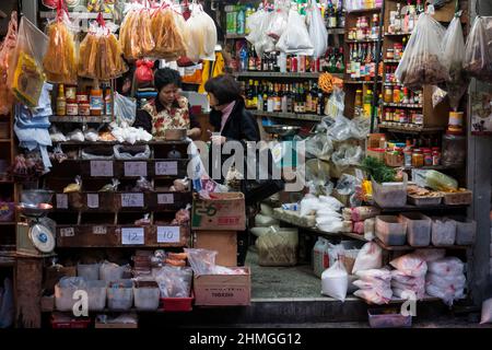 Un negozio di alimentari tradizionale (ora andato a causa di ridevlopment) in Canal Road East, Causeway Bay, Hong Kong Island, nel 2008 Foto Stock