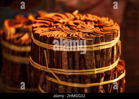 Vendita di cortecce di cannella in un mercato locale umido a Pakse, Champasak, Laos. Foto Stock