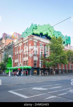 Melbourne, VIC / Australia - RMIT Story Hall ristrutturazione con tetto verde e baldacchino da ARM architettura Foto Stock