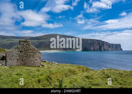 Cottage in rovina con vista sulla baia di Rackwick, Isola di Hoy, Orkney, Scozia, Regno Unito Foto Stock