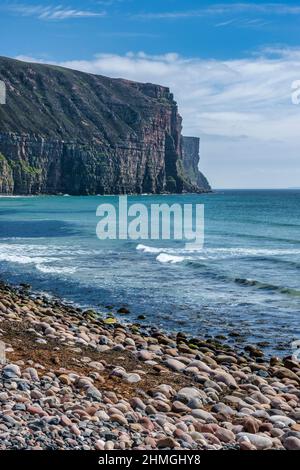 Guarda verso sud attraverso Rackwick Beach fino alle torreggianti scogliere di Rackwick Bay, Isle of Hoy, Orkney, Scozia, Regno Unito Foto Stock