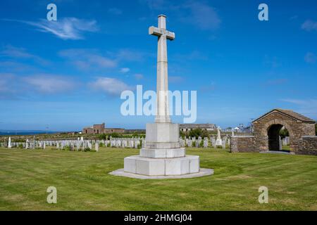 Monumento ai caduti presso il cimitero navale di Lyness, Lyness, Isola di Hoy, Orkney, Scozia, REGNO UNITO Foto Stock