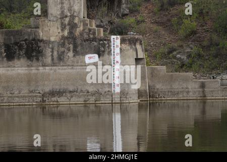 scala del livello dell'acqua sulla parete dame. Foto Stock