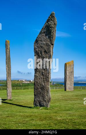 Vista delle pietre di Stenness guardando a nord, con Loch di Harray sullo sfondo, Mainland Orkney, Scozia, Regno Unito Foto Stock