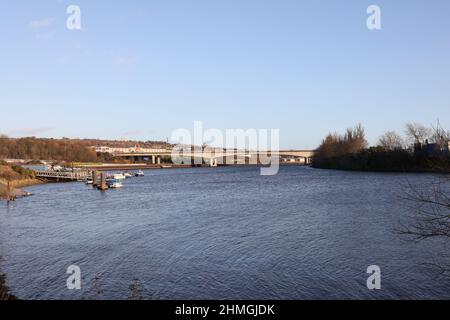 Newcastle UK: 31st Jan 2022: Newburn Riverside al fiume Tyne, ondeggia in una giornata ventosa con il ponte autostradale A1 e BandQ sullo sfondo Foto Stock