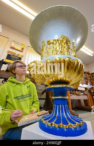 10 Febbraio 2022, Brandeburgo, Cottbus: Lilly Neitzke sta attualmente facendo un FSJ - anno sociale volontario nella conservazione dei monumenti e sta lavorando nel laboratorio di restauro del Parco Fürst-Pückler-Museum e della Fondazione Castle Branitz su un magnifico vaso crateri dal Castello di Branitz. Attualmente, il laboratorio di restauro del Parco Fürst-Pückler-Museum e della Fondazione Castle Branitz sta restaurando quattro magnifici crateri dalla terrazza del castello. Questi sono due vasi di argilla originali e due repliche. La forma del vaso è basata su antichi vasi di marmo come il famoso vaso mediceo degli Uffi Foto Stock